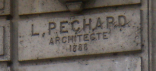 Signature de l’architecte Louis Péchard sur l’immeuble 13 rue des Gâtines, XXe arrondissement de Paris